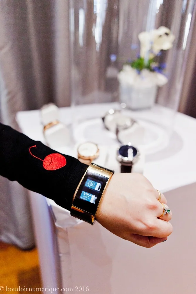 Egalement visible, le bracelet connecté MICA (My Intelligent Communication Accessory), fruit d’un partenariat avec la griffe américaine Opening Ceremony, en 2014