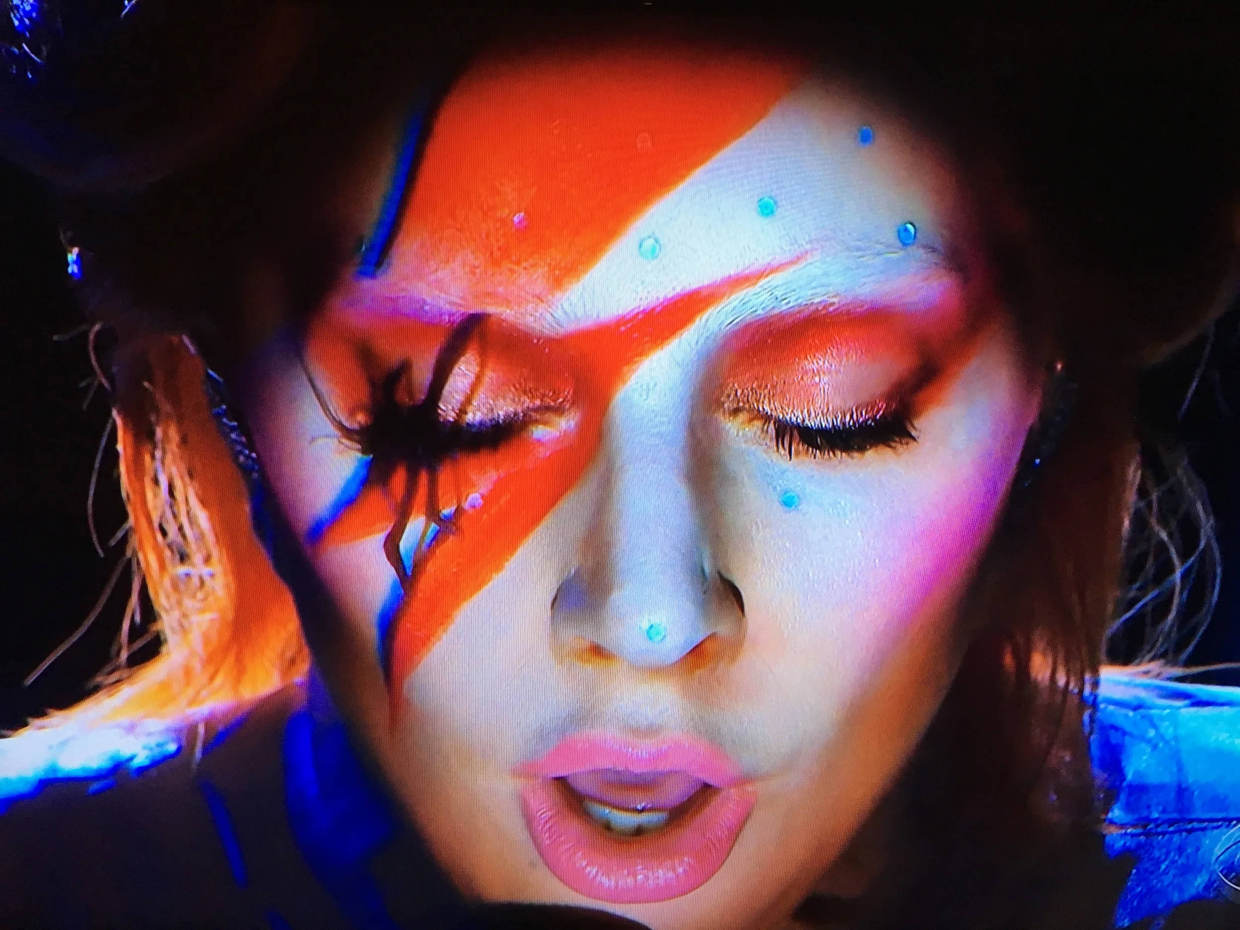 Hommage de Lady Gaga à David Bowie, par un maquillage numérique en face mapping, lors des Grammy Awards, à Los Angeles, en février 2016