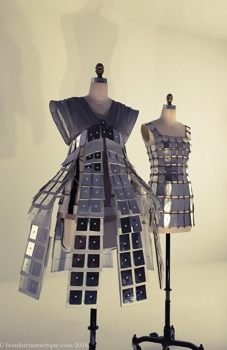 A l'avant-plan, robe animatronique de la collection One Hundred and Eleven d'Hussein Chalayan (prêt-à-porter printemps/été 2007). Photo : Boudoir numérique. 
