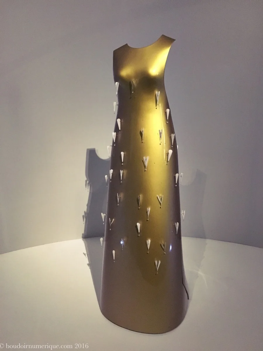 "Kaikoku, floating dress", robe en fibre de verre radio commandée d'Hussein Chalayan (collection prêt-à-porter automne/hiver 2011-2012). Photo : Boudoir numérique.