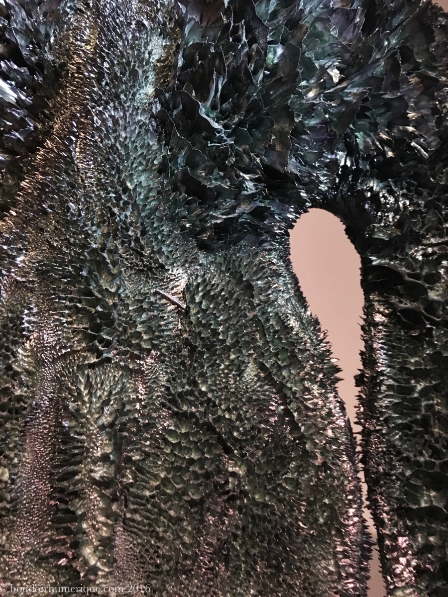 Détail de la robe Iris van Herpen en poudre de métal sculptée à la main avec des aimants (collection haute couture, automne/hiver 2013-2014). Photo : Boudoir numérique. 