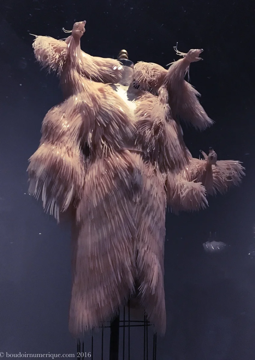 Robe d'Iris van Herpen avec plumes de silicone découpées au laser (collection haute couture automne/hiver 2013-2014). Photo : Boudoir numérique. 