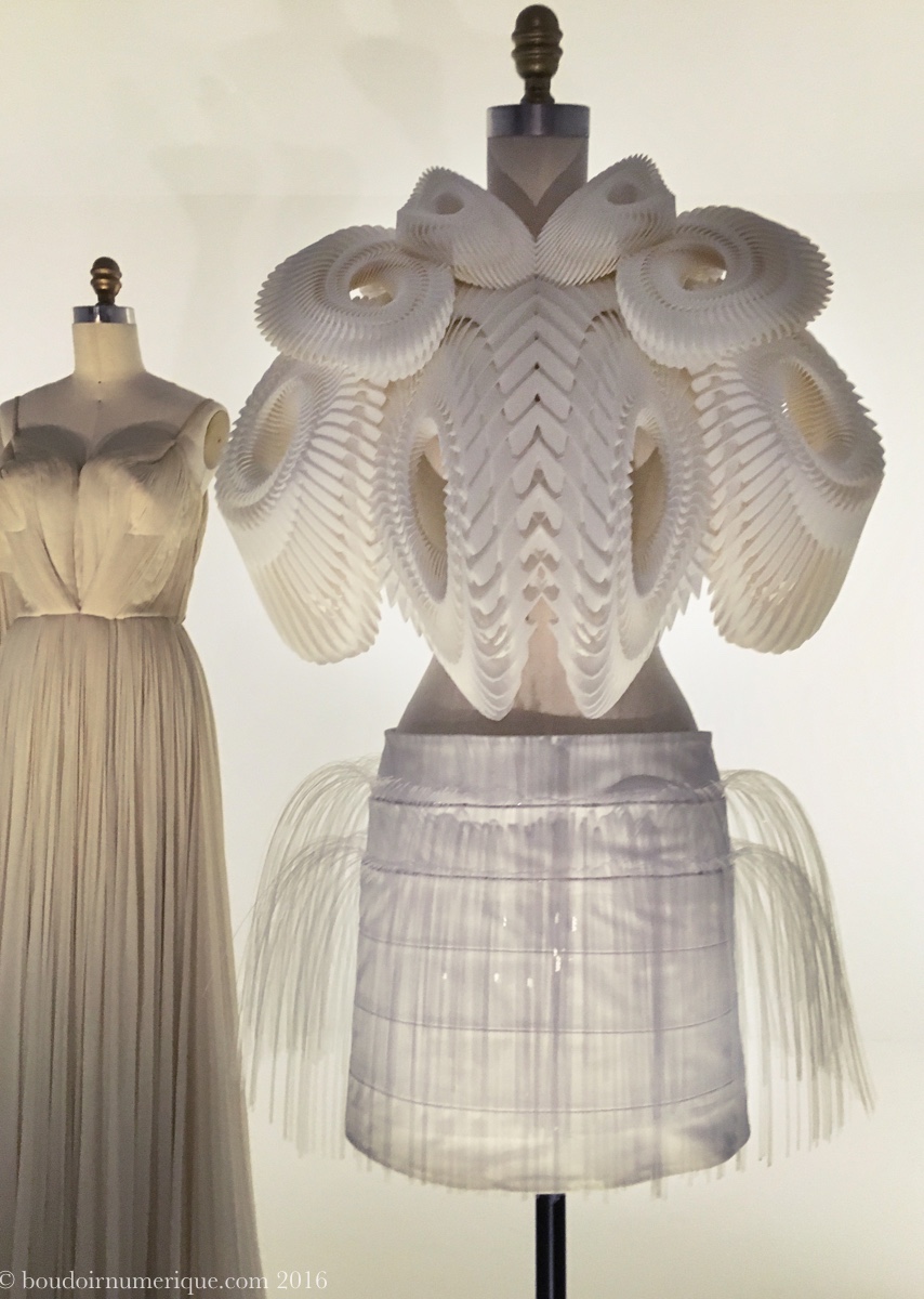 Ensemble en 3D printing d'Iris van Herpen (collection haute couture, printemps/été 2010). Photo : Boudoir numérique. 
