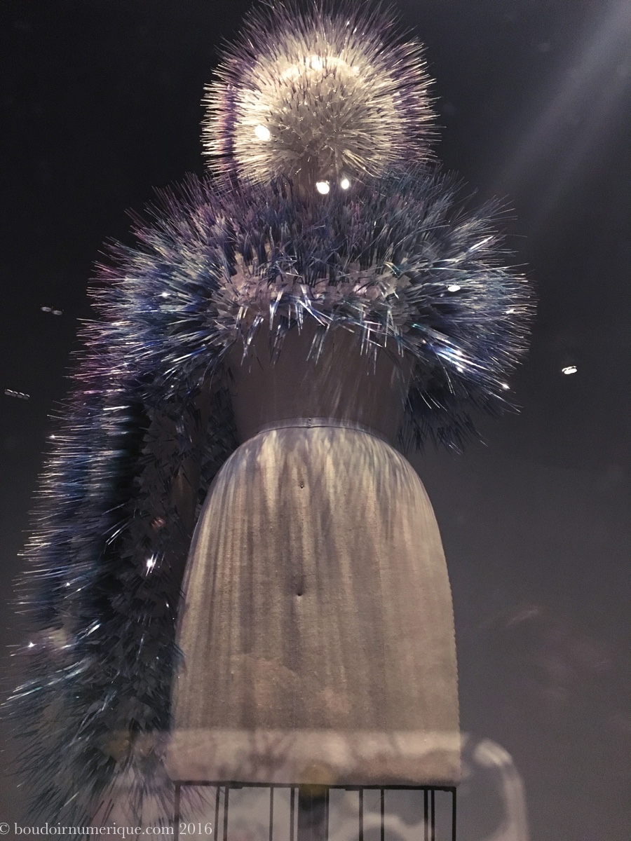"Atmospheric Reentry", boléro et coiffe de Maiko Takeda (2013). Photo : Boudoir numérique. 