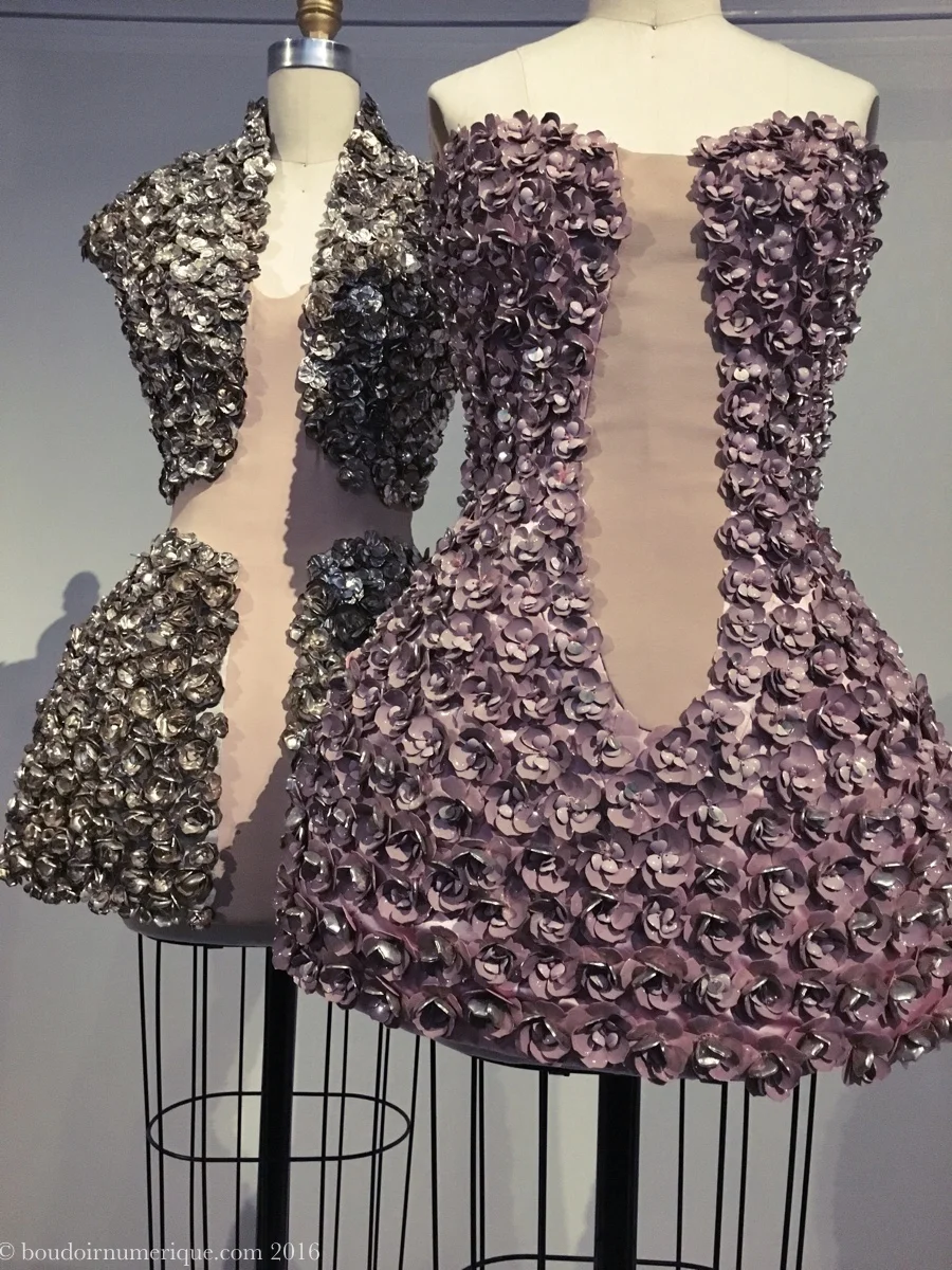 Robes Alexander McQueen avec pétales de fleurs en métal émaillé (collection prêt-à-porter printemps/été 2009). Photo : Boudoir numérique. 