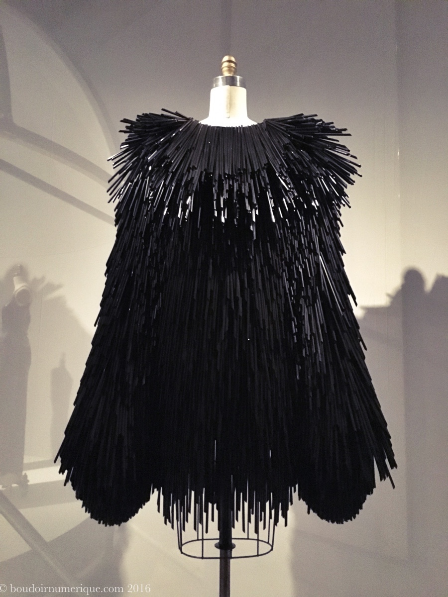 Robe Gareth Pugh en pailles de plastique noir (collection prêt-à-porter automne/hiver 2015-2016). Photo : Boudoir numérique. 