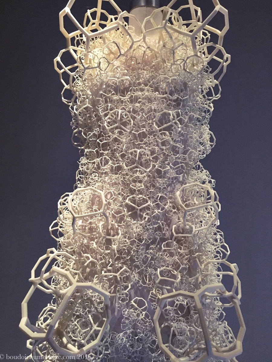 Robe Threeasfour en résine et nylon 3D printés (collection prêt-à-porter printemps/été 2014). Photo : Boudoir numérique. 