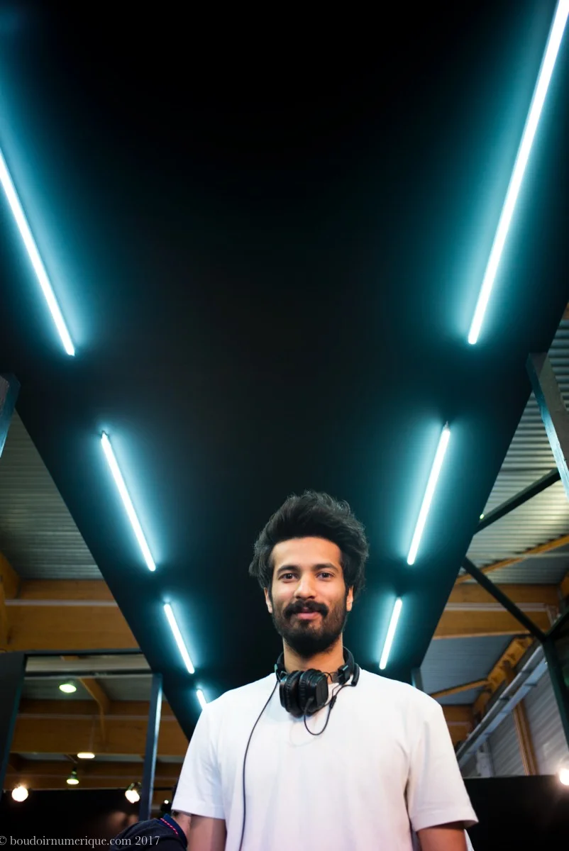 Qasim Ahmed, responsable communication et image de marque chez Kassim Denim, sur le stand de la marque pakistanaise, au salon Denim Première Vision, à Paris, le 27 avril 2017 - Photo Boudoir Numérique