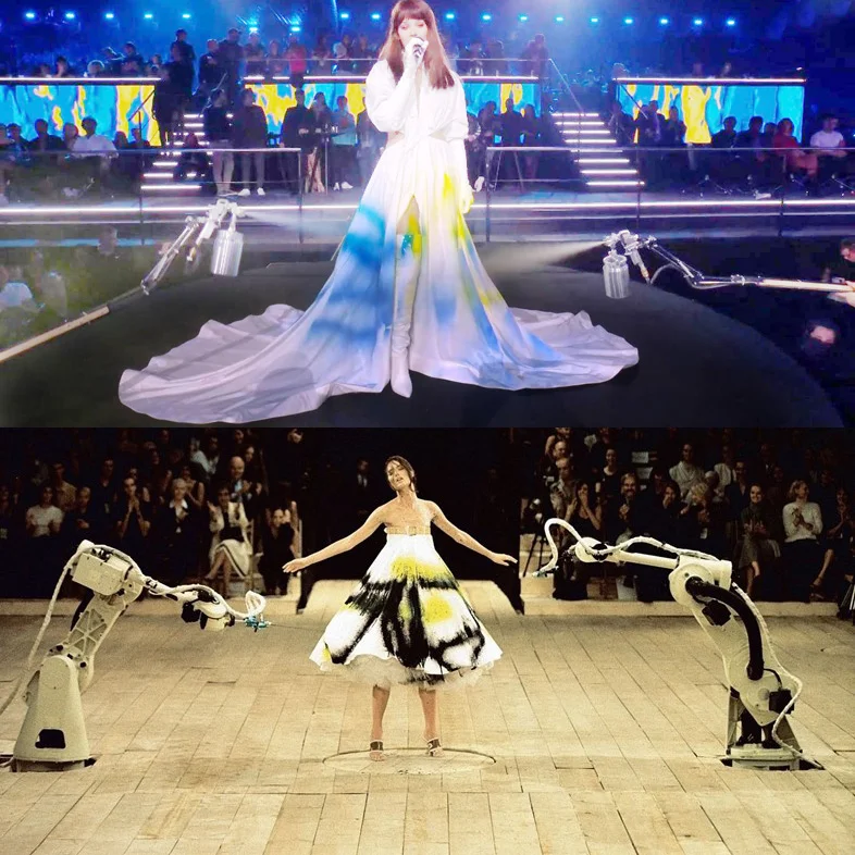 En haut, la chanteuse Hailee Steinfeld, lors de la cérémonie des MTV Europe Music Awards, le 4 novembre 2018, à Bilbao et en bas, le mannequin Shalom Harlow, lors du final du défilé N°13 d’Alexander McQueen, en 1998, à Londres.