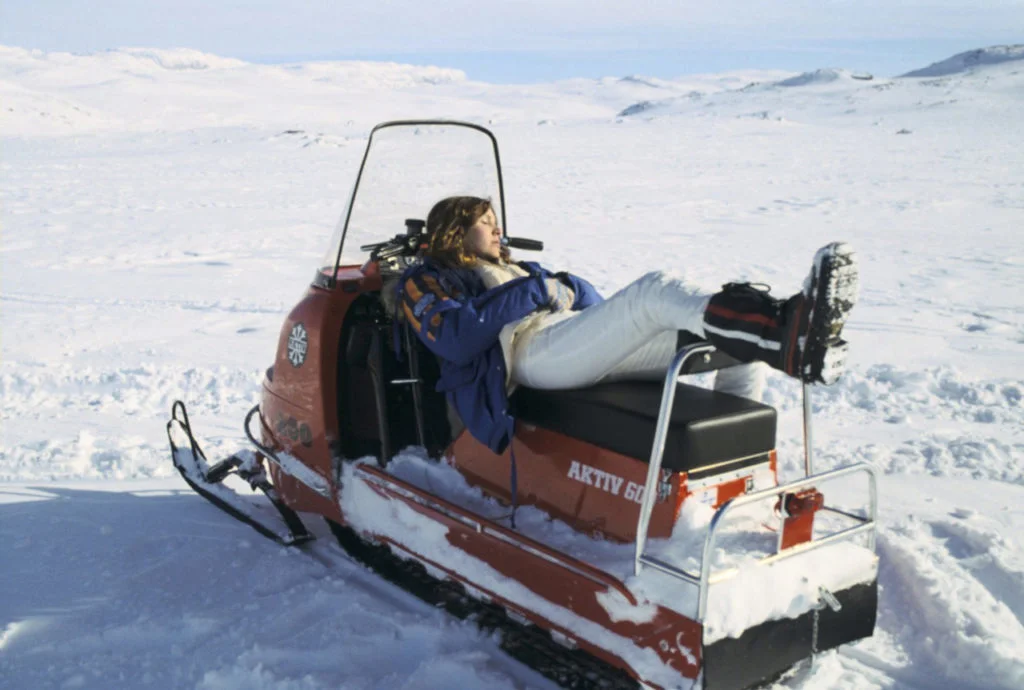 L’actrice Carrie Fisher (incarnant la princesse Leia), dans sa parka, sur le tournage du film (©Starwars.com)