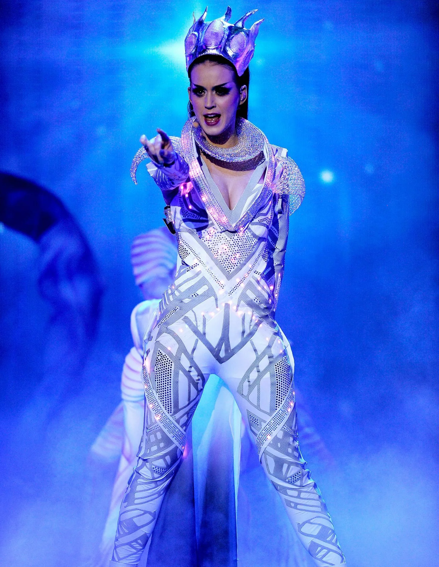 La chanteuse américaine Katy Perry interprète le morceau E.T., le 21 avril 2011, sur la scène de l’émission American Idol, en catsuit de la marque anglaise CuteCircuit, dont les leds interactifs chatoient sur les cristaux Swarovski.