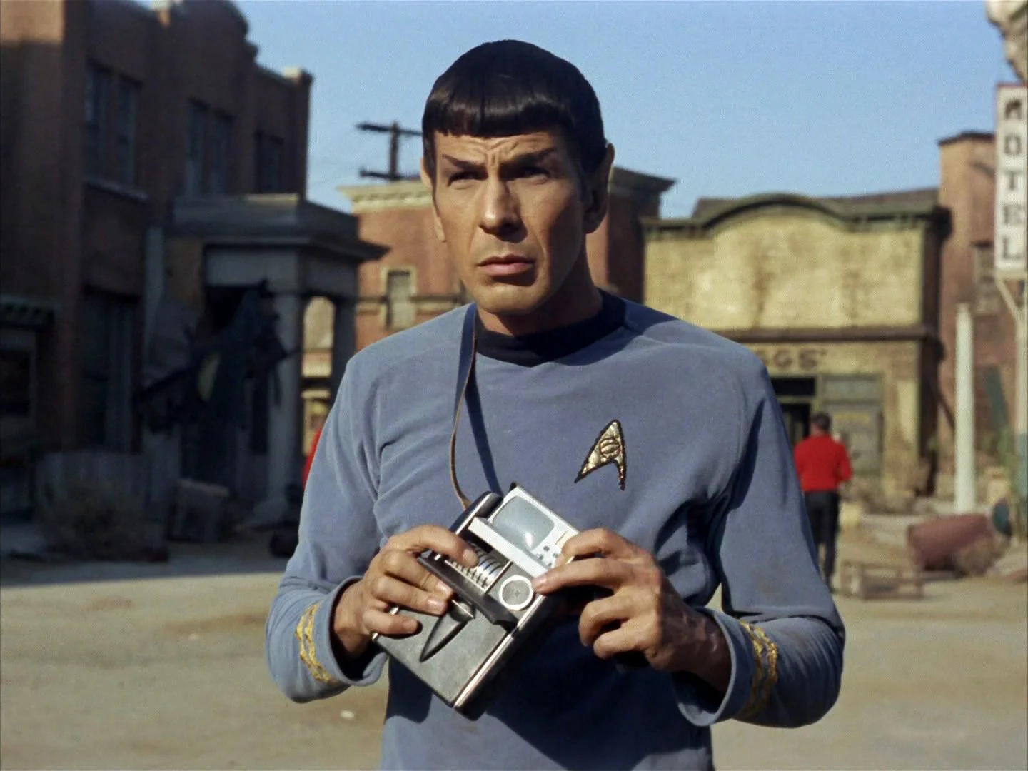 L’officier scientifique Spock (Leonard Nimoy) avec un tricordeur, outil de détection, d’enregistrement et d’analyse, à tenir en main ou à porter en bandoulière.