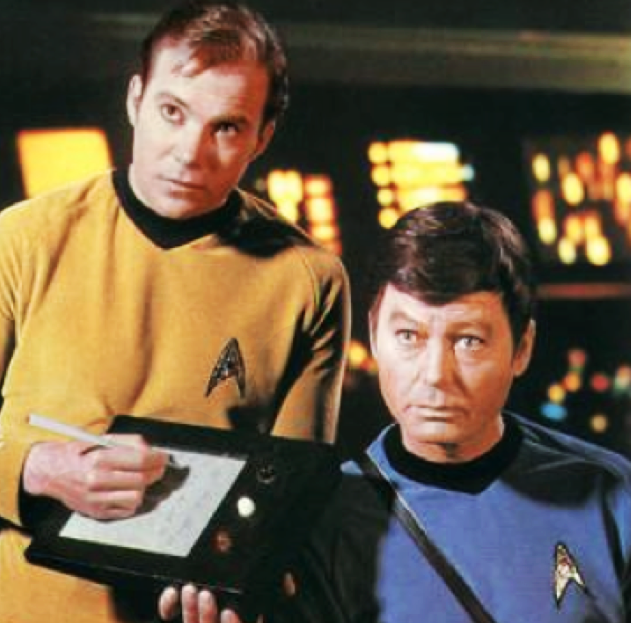 Le docteur McCoy (DeForest Kelley) et Kirk connaissent déjà l’ancêtre de la tablette et du stylet. Par la suite, dans les autres séries dérivées, le PADD (Personal Access Display Device) fera le bonheur, non seulement des membres de Starfleet mais aussi d’autres civilisations aliens.