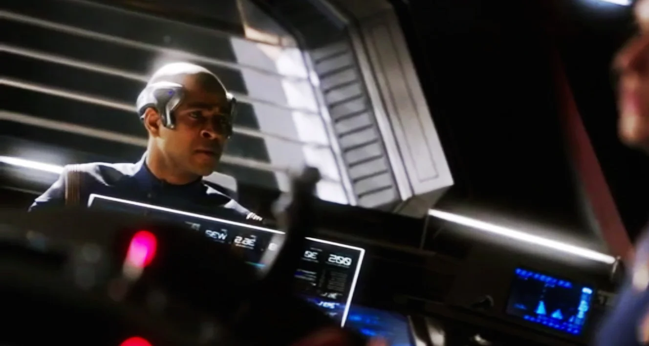 Technologie avancée pour ce membre d’équipage, sur le pont du vaisseau USS Shenzhou (épisode 1).