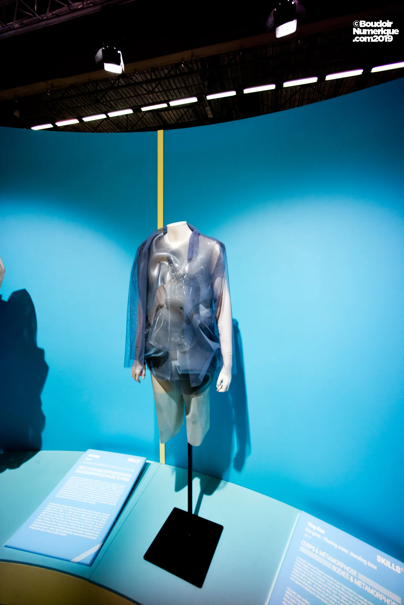 Ying Gao, la designer de mode et professeur à l'Université du Québec, à Montréal, présente pour la première fois à Wearable Lab, “Eau grise”, une robe mouvante questionnant le rapport entre le monde intérieur de l’individu et son apparence physique.