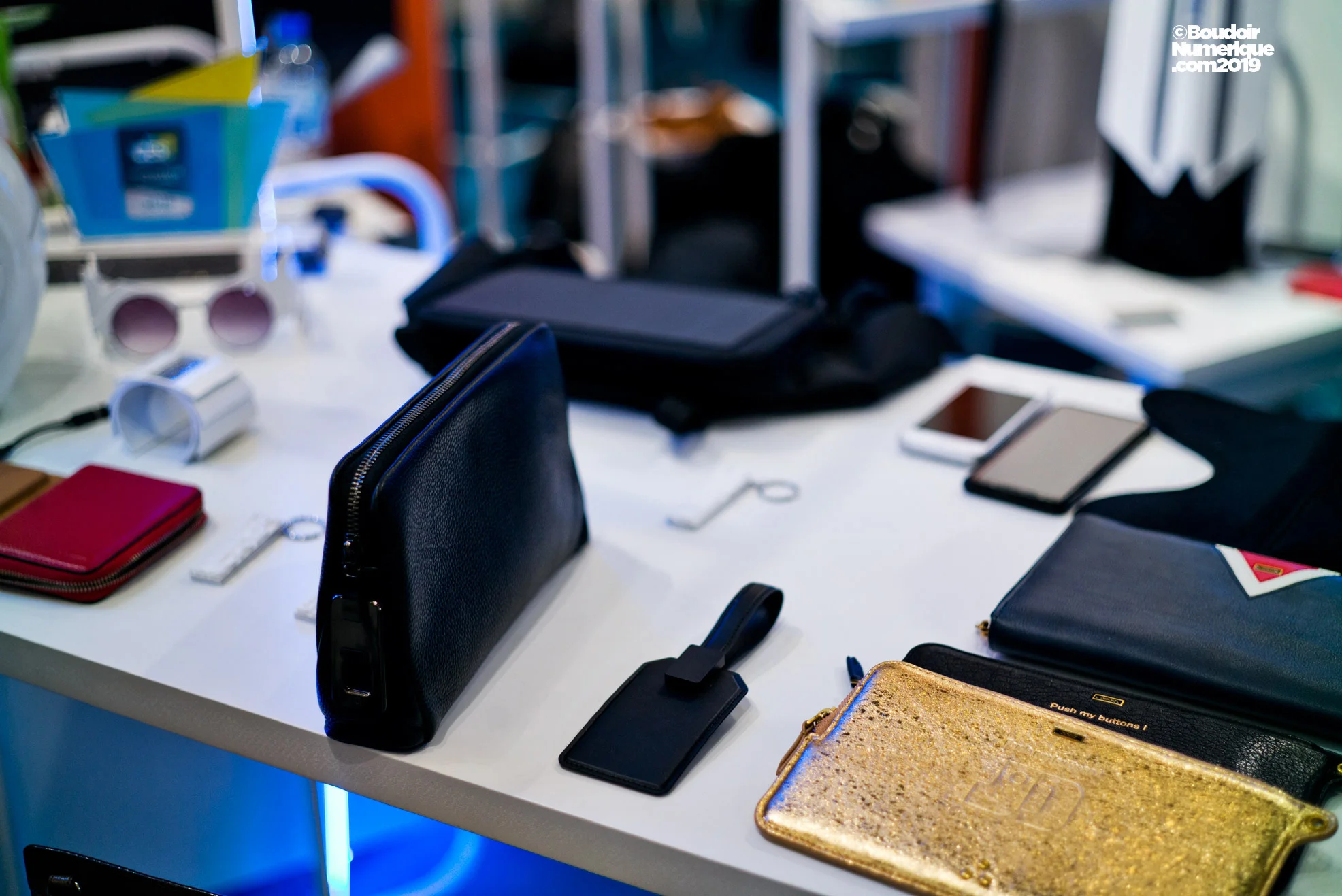 La société française De Rigueur Lab a créé pour la marque d’accessoires Jérome Dreyfuss une pochette pour recharger son téléphone, de même qu’un portefeuille pour le maroquinier Lancel, sur le même concept. Un sac banane et un sac à dos à panneaux solaires sortiront en avril 2019 chez la maison Lacoste.