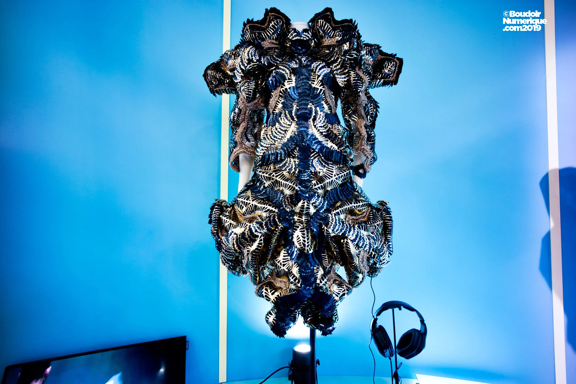 Interactive dress "Spectral Radiance" by dutch designer Maartje Dijkstra, created in 2019, in collaboration with Beorn Lebenstedt, known as DJ Newk. This unique piece, printed in 3D, incorporates eight elements that react to the music imagined by the musician. This dress illustrates how music influences human behavior.