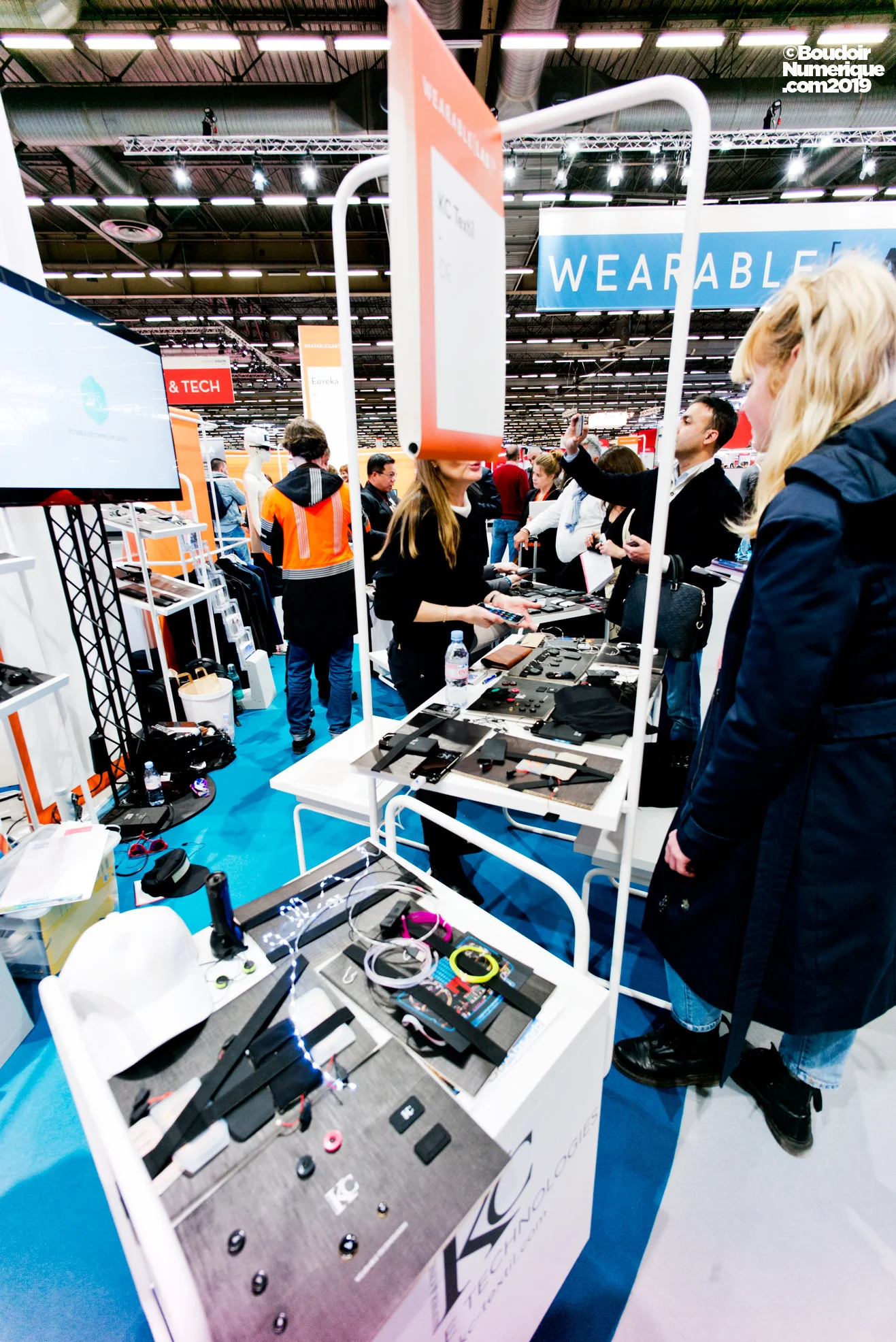 The german company KC Textil gives to the clothing pockets heating, charging and communication capacities.