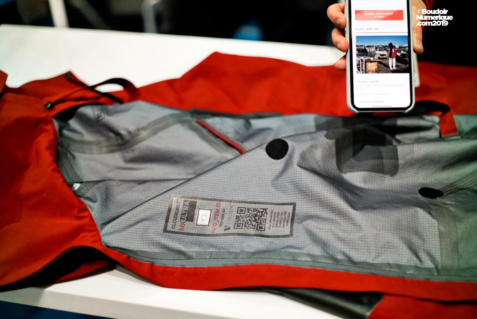 The anti-counterfeiting service offered by the russian company Verisium makes it possible to verify the authenticity of a product, such as this jacket for example, via an application.