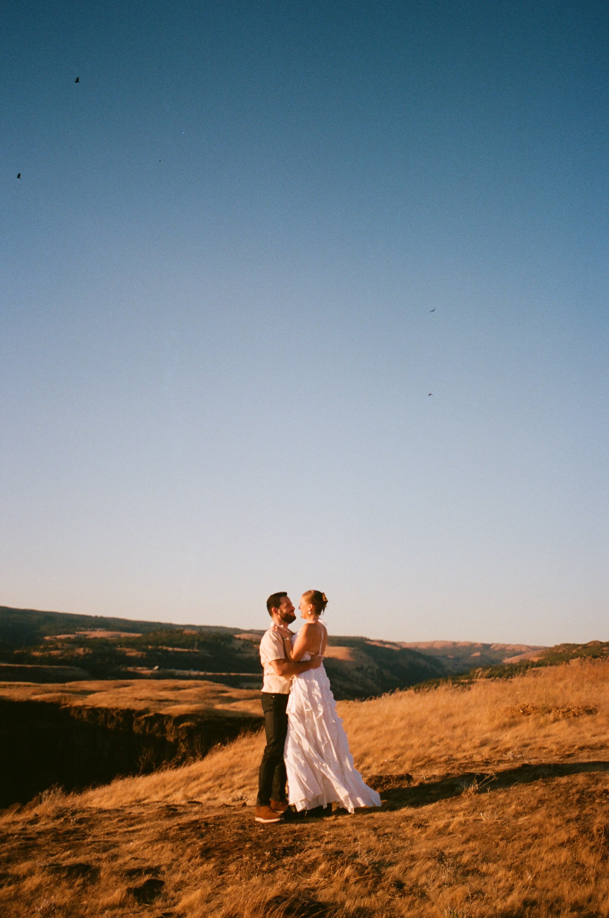 columbia-river-gorge-engagement-session-film-000064230004.jpg