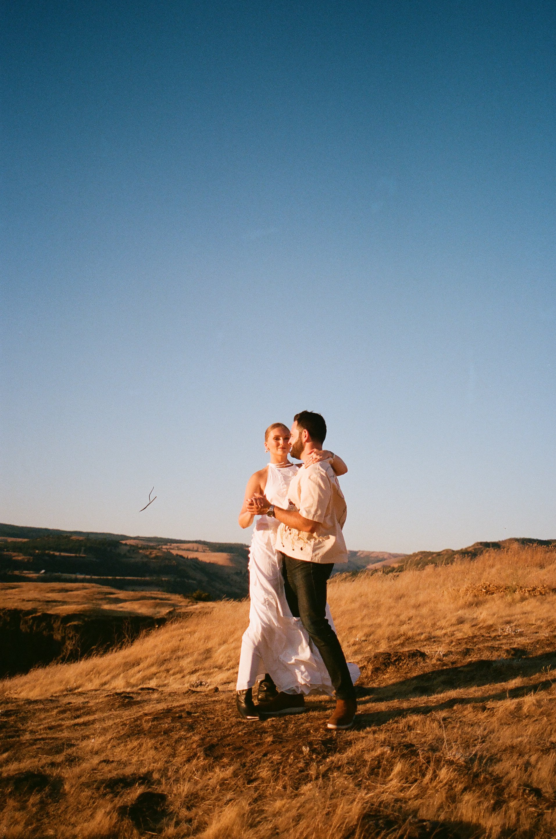 columbia-river-gorge-engagement-session-film-000064230002.jpg