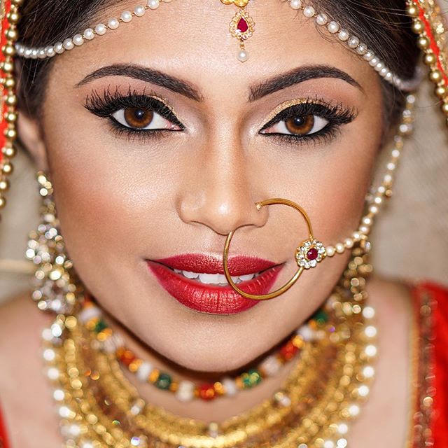 10 years from now, I guarantee @pluv721 will still love her wedding hair and makeup. Clean and sophisticated yet bold.  #indianbride #desibride #mathapatti #redlips #classicnevergoesoutofstyle #airbrushmakeup #indianmakeupartist #vougeindia #heenadas