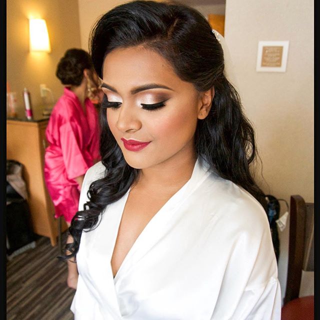 #flashbackfriday to this beauty @jj0shua 
#mallubride #malayaleewedding #desibride #indianweddings #liweddings #airbrushmakeup #anastasiabeverlyhills #makeupforever #maccosmetics #touchinsol #narscosmetics #temptuairbrush #heenadasbrides