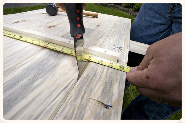 Setting the gaps in the floor panel with a putty knife for an overall width of 24.5 inches as specified in Table 1.