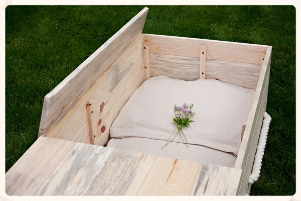 This kit includes a jute pillow and cushion set and an all-natural cotton Monk's cloth casket liner.