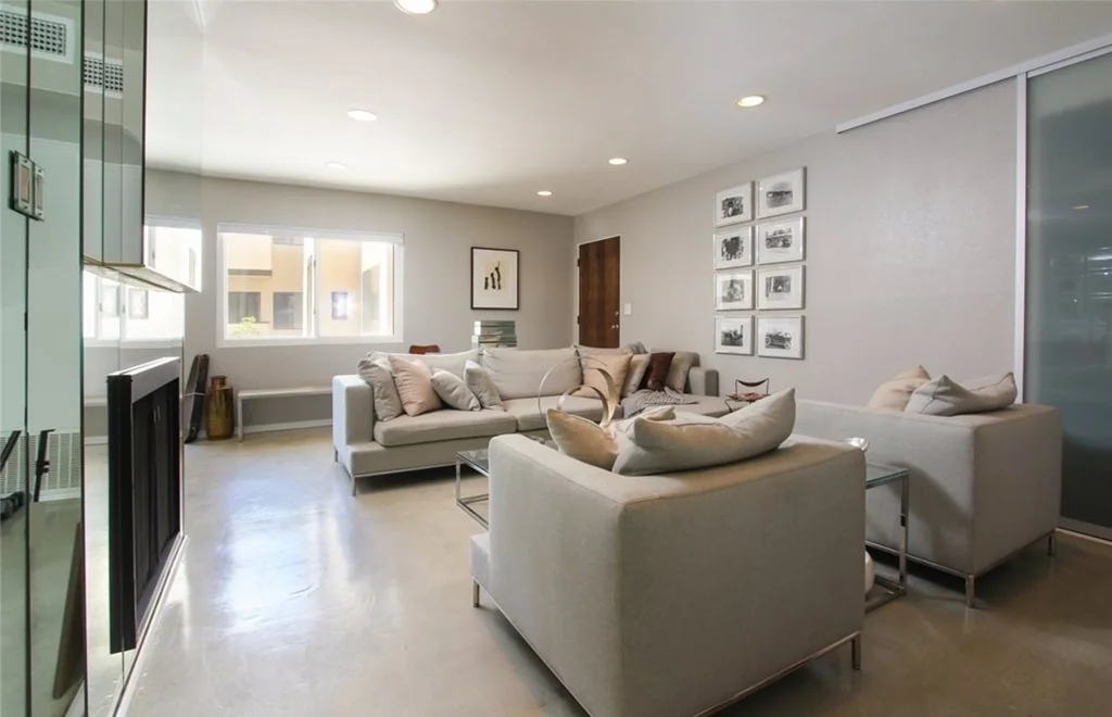 Livingroom 2..jpg