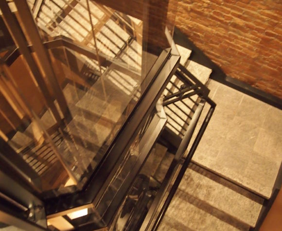 gallery-savaria-vuelift-octagonal-hoistway-wrap-around-stairs-img-fifteen-580x475.jpg