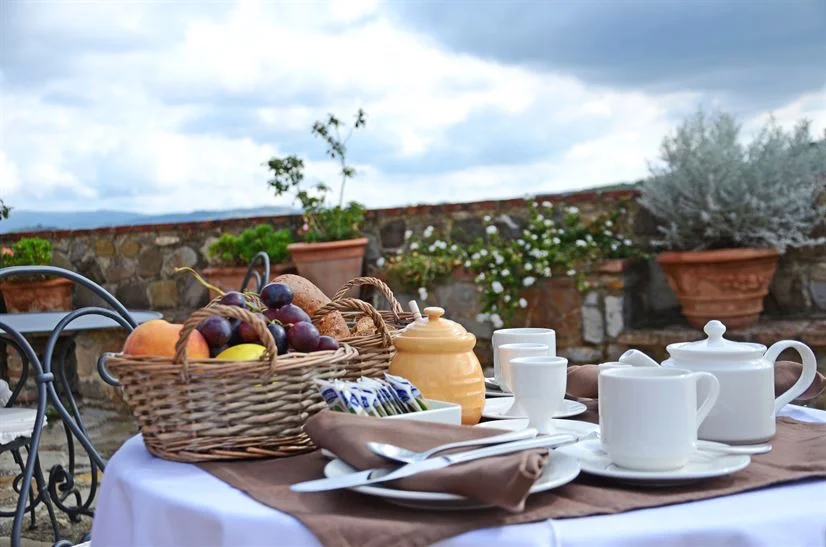 Cugnanello breakfast-table.jpg