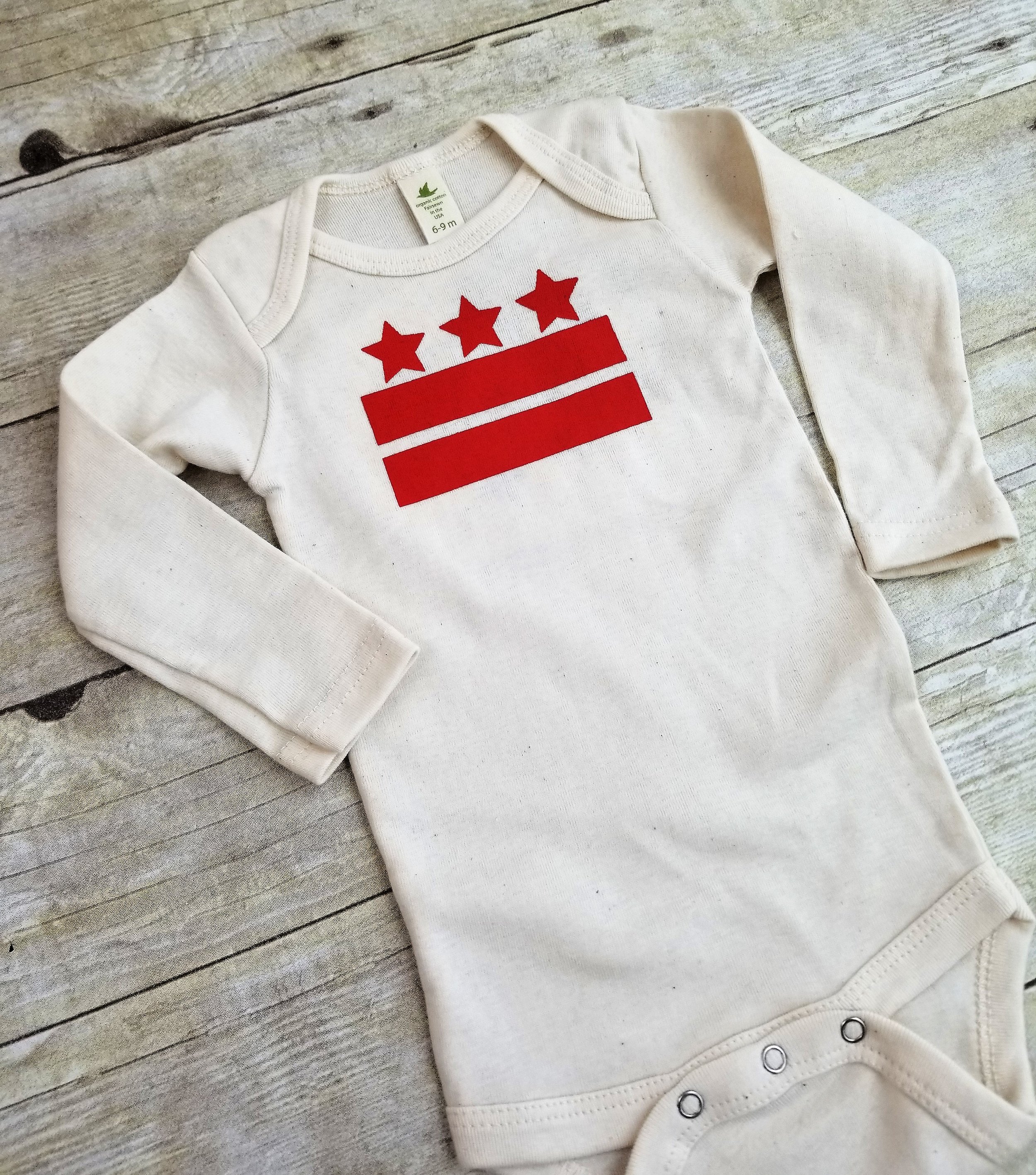 DC Flag Onesie Longsleeved Natural.jpg