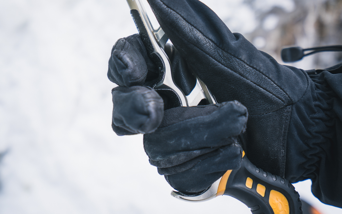 Large hand on upper grip