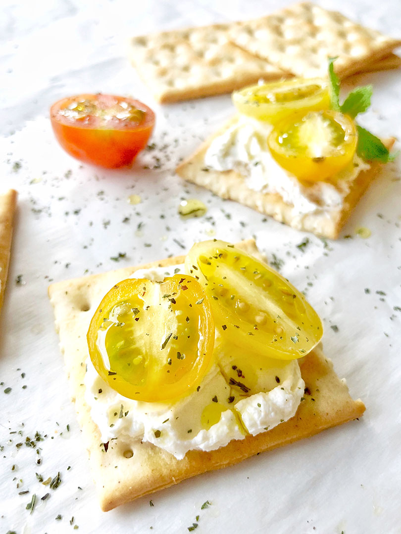 golden-tomatoes-labneh-crackers-iphoneX-1-.jpg