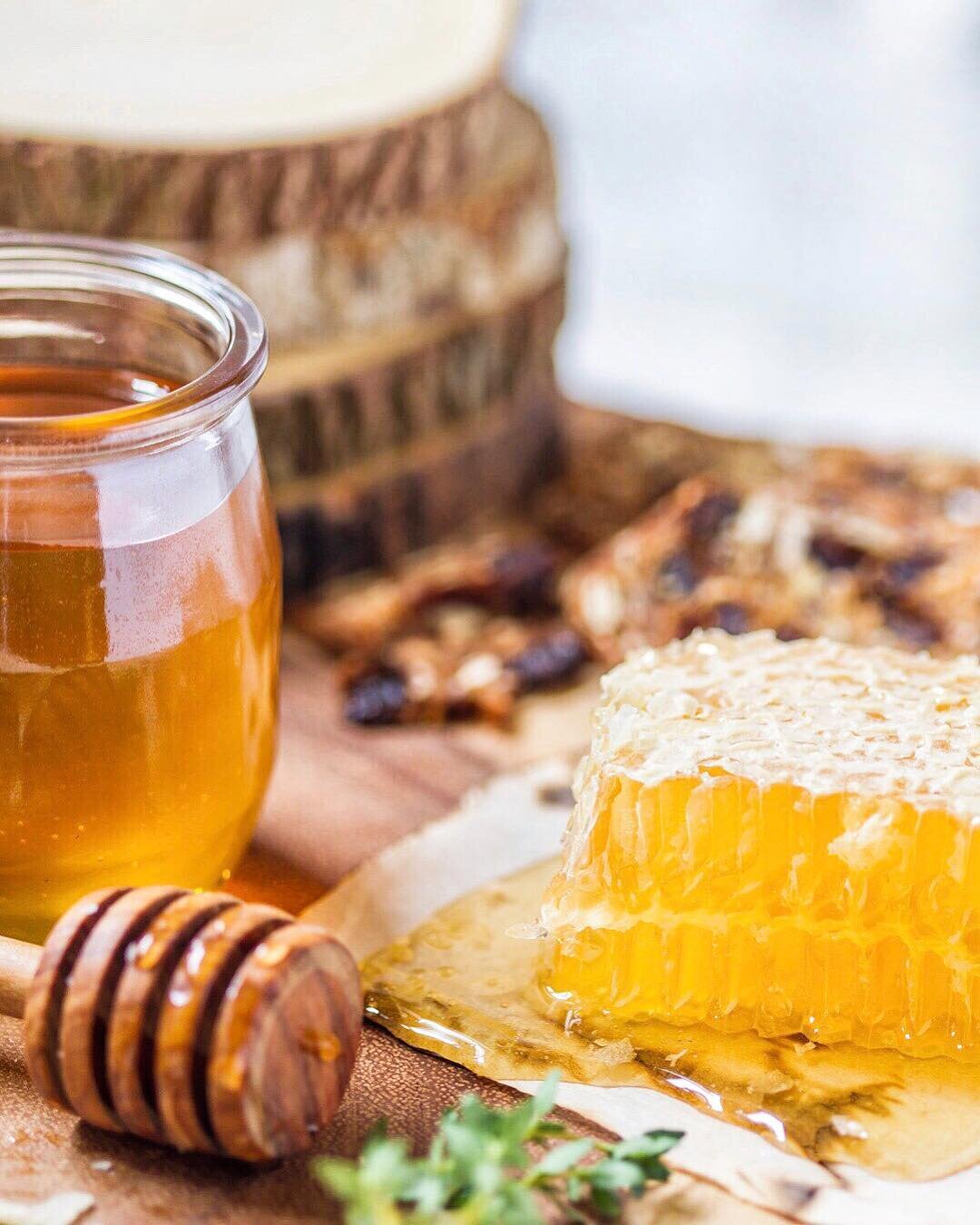 Who here loves honey?! 🙋🏻&zwj;♀️🍯 This is one of my favourite shots taken with Natural light on an overcast &amp; rainy day 💦🌨
Can you believe it? 😱📸
I think @foodsbynature can definitely believe it 😉
.
.
كيفك يا عسل؟ إن شاء الله كل أيامك حلو