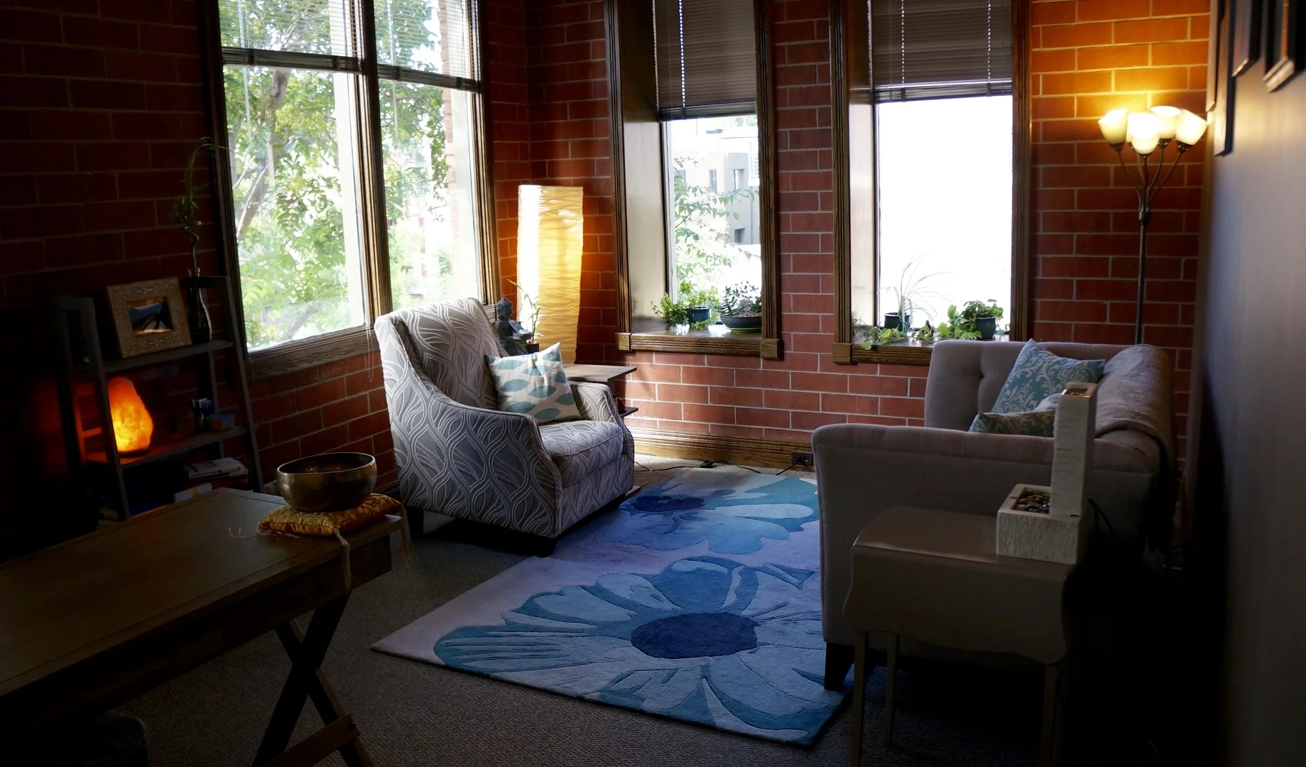 Therapy room with vaulted ceilings