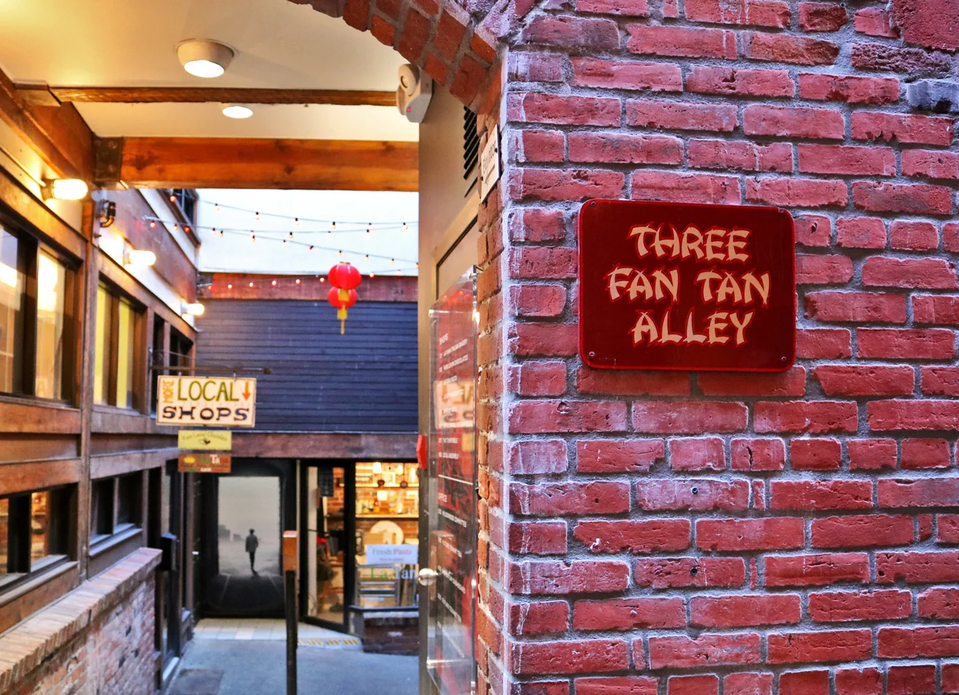 Fresh pasta and local shops in Fan Tan Alley