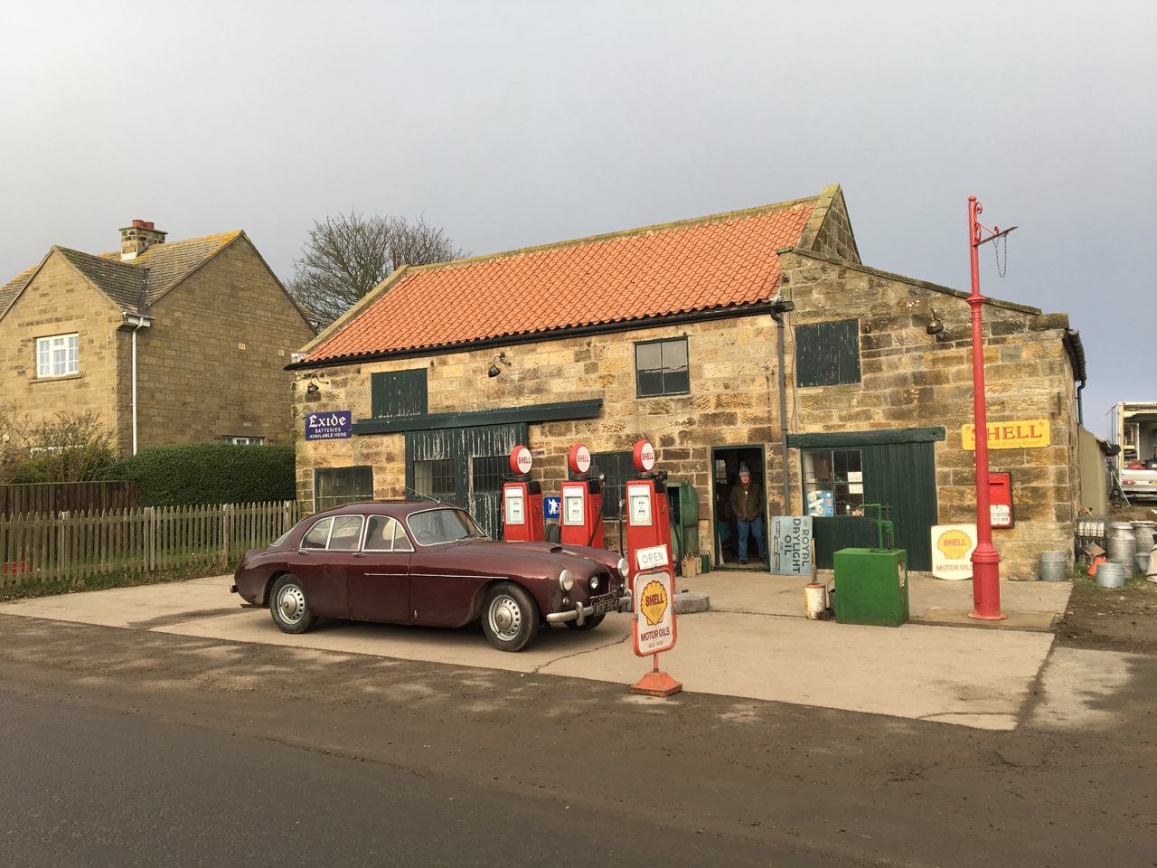 Ext Petrol Station_Phantom Thread_Adam Squires 2017.jpg