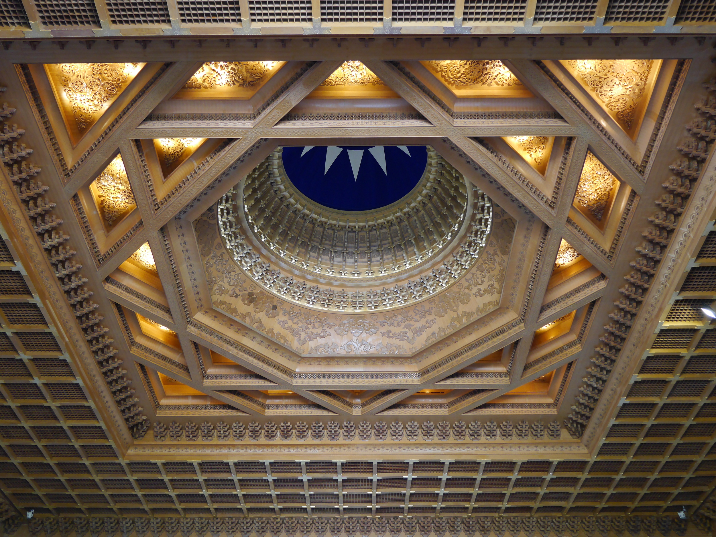  The gorgeous ceiling of the Chiang Kai-shek Memorial Hall. 