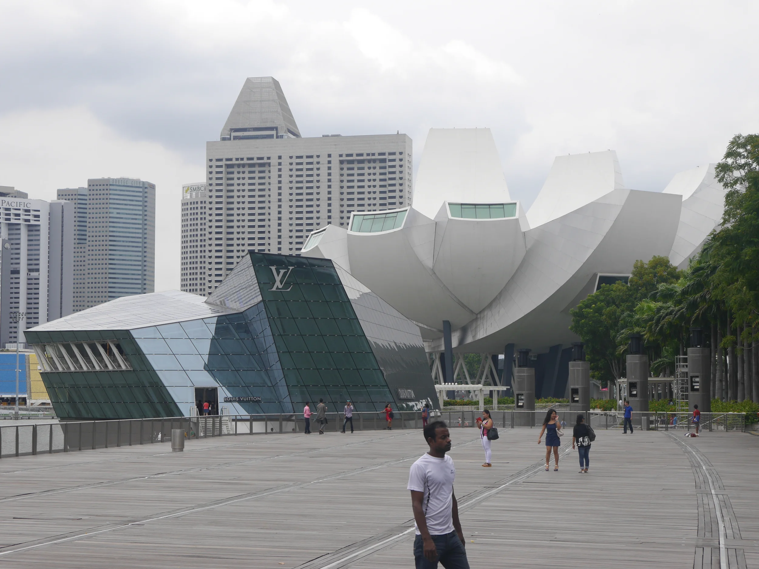  The Singapore ArtScience museum on the right, and a Louis Vuitton store (building?) on the left. 