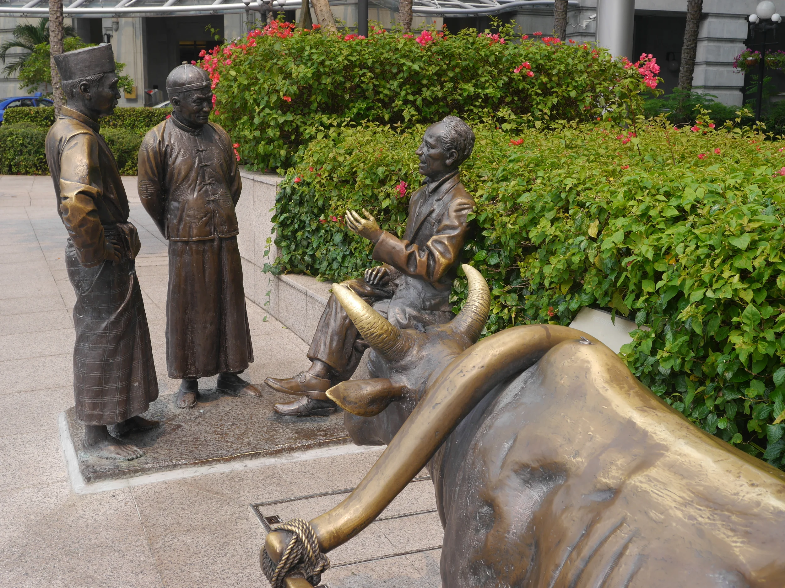  This statue is already hilariously colonial. 