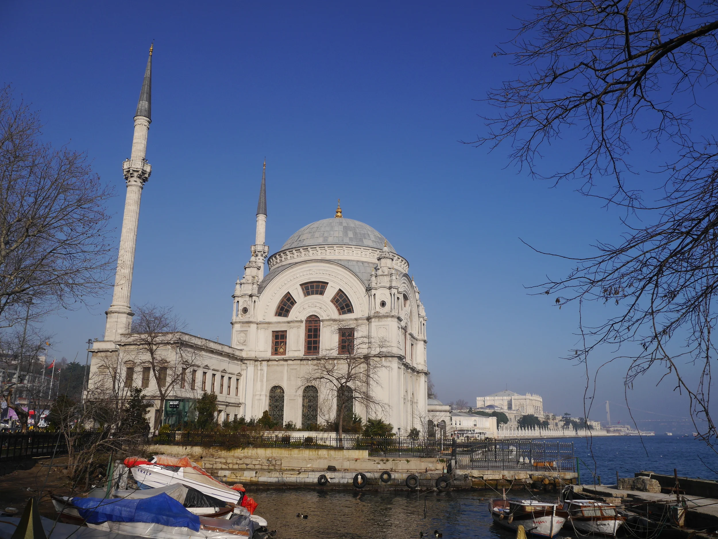  Another view of Dolmabahçe Mosque. Almost identical (but worse than) the picture on Wikipedia. Which makes me sort of wonder why I bother... 
