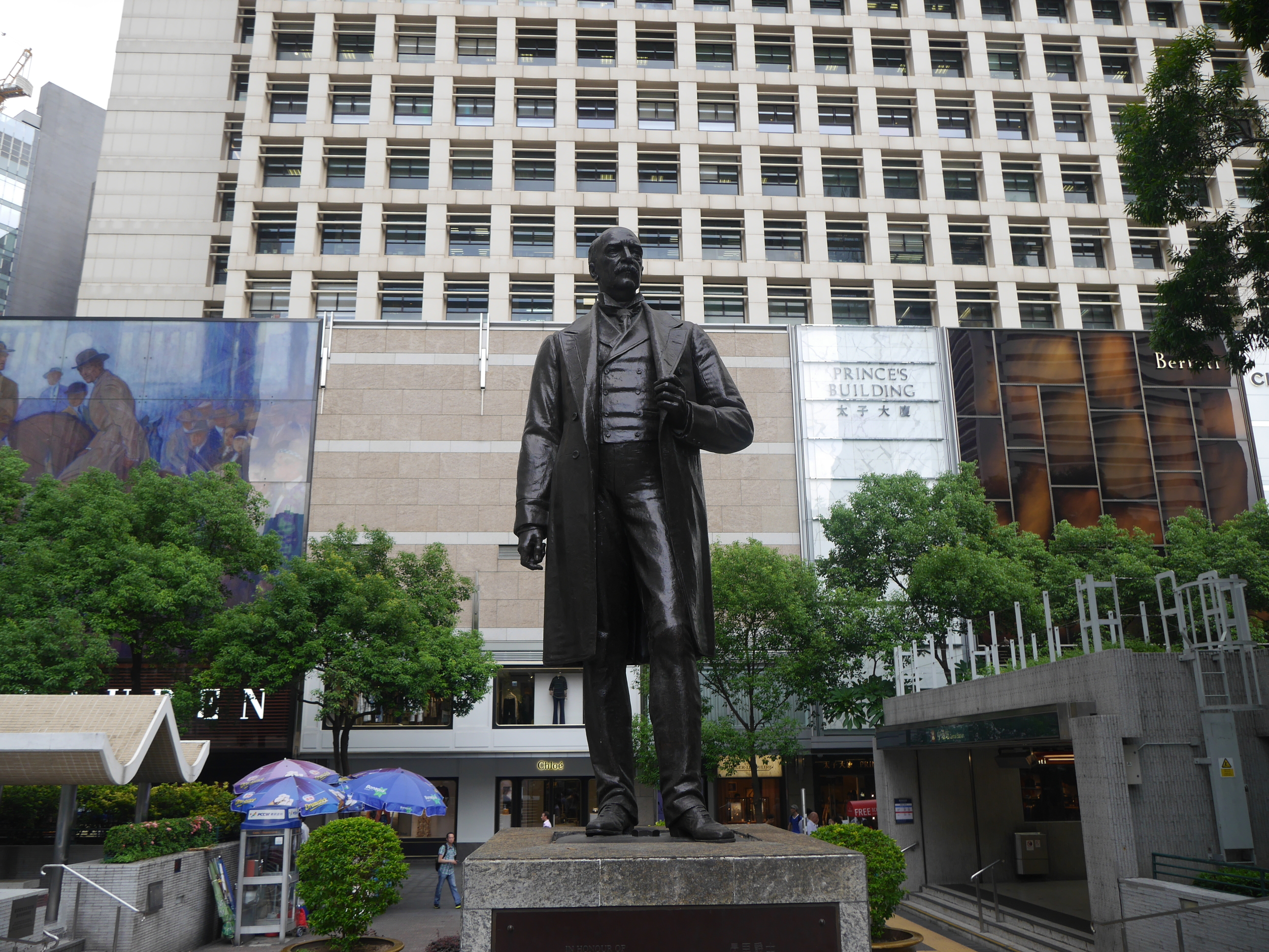  A statue or  Sir Thomas Jackson, 1st Baronet . I guess this guy was kind of a big deal? 