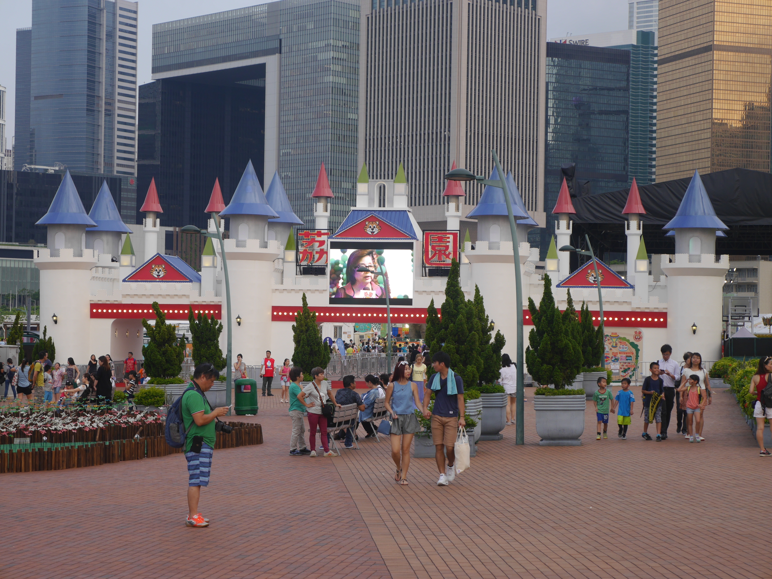  Bizarre temporary amusement park thing we saw after finishing the tour. 