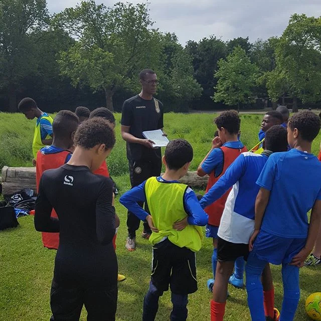 Coach Olu explaining what he wants from his under 11 players in training 27.05.17