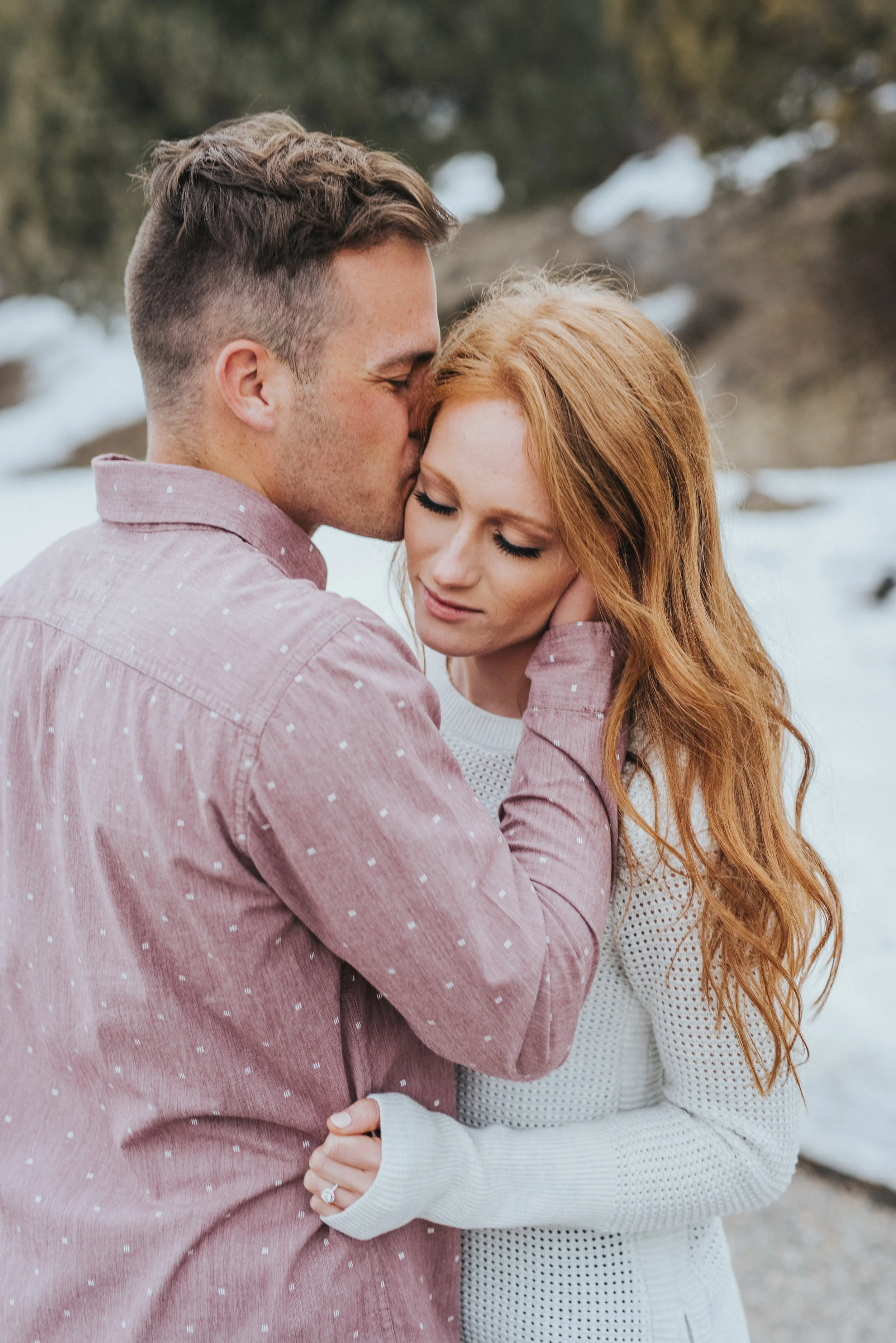  beautiful romantic couple pose inspiration kissing her head couple pose inspiration beautiful winter photo shoot session gorgeous couple krisit alyse photographer professional utah photographer goals engagement photographer #winter #engagementsessio