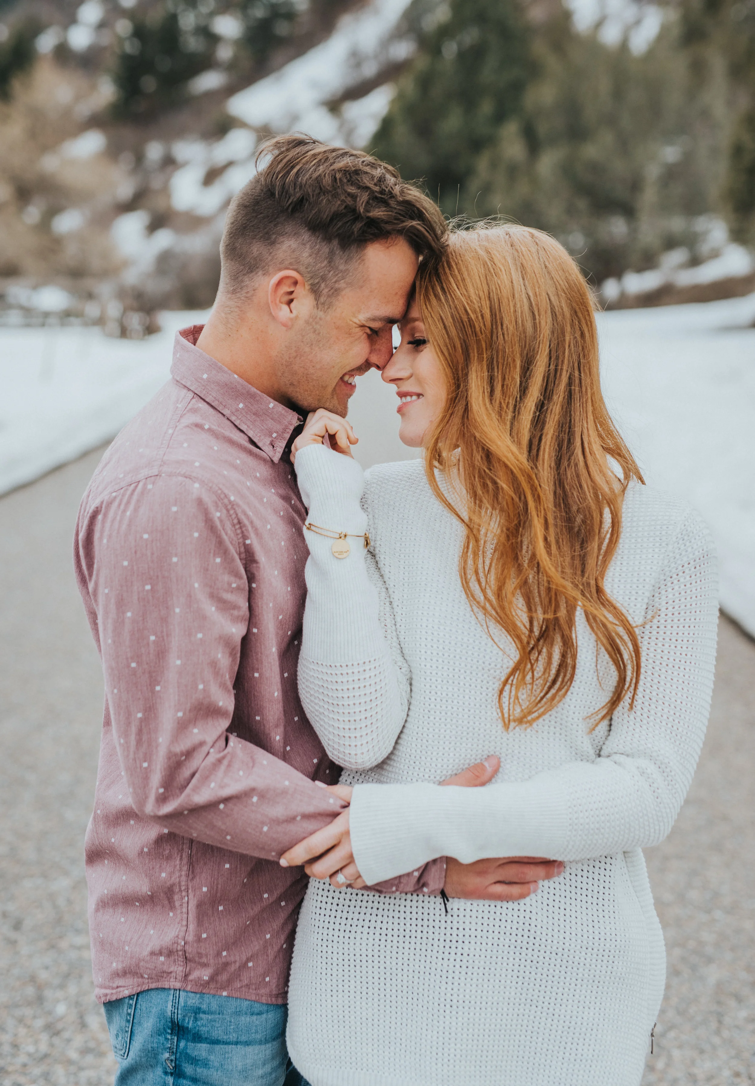  winter outdoor photo shoot inspiration beautiful bright lighting winter photo shoot session outfit inspiration photo shoot accessories loving couple glowing couple love is in the air winter goals professional photographer #winter #engagementsession 