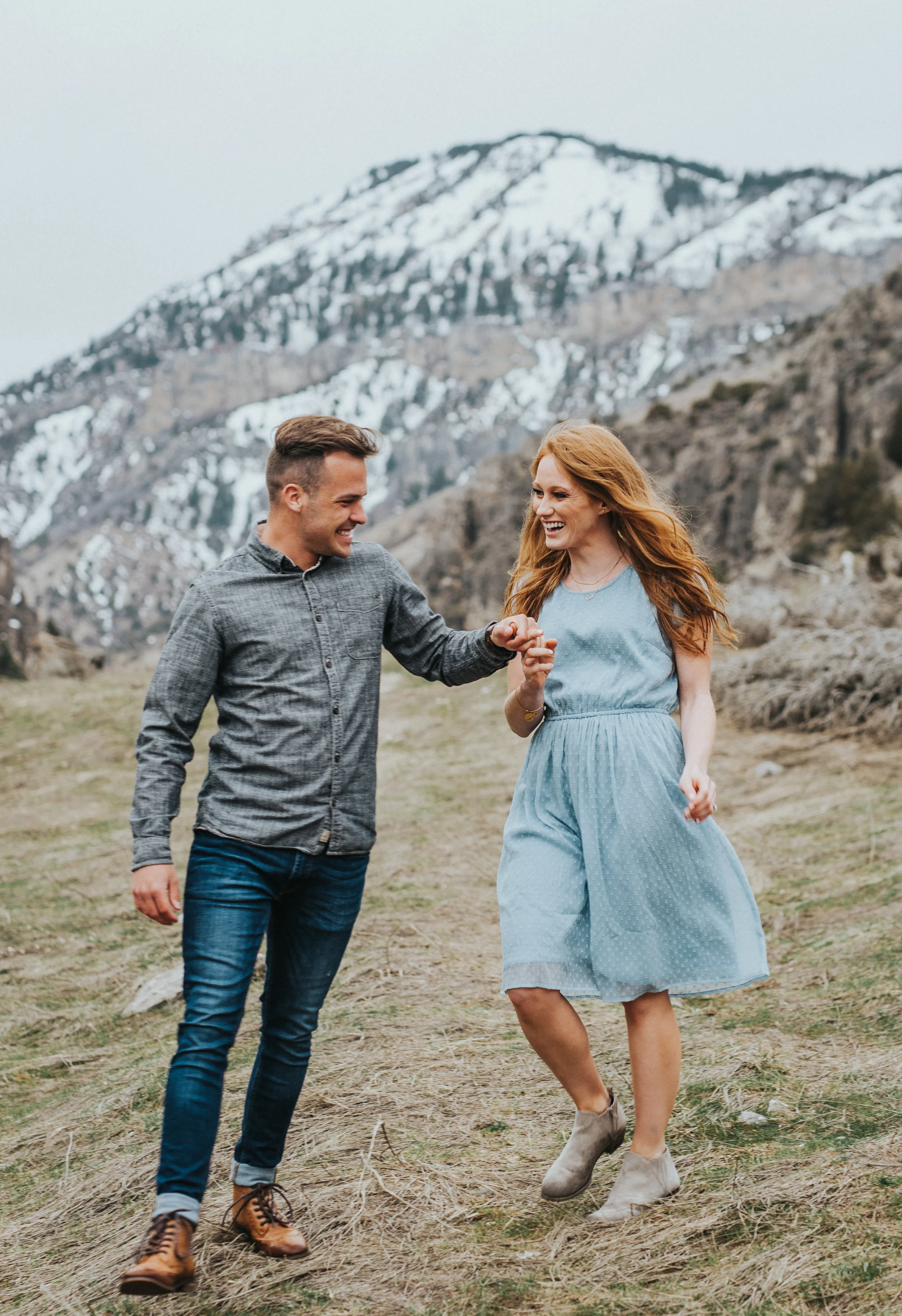  playful couple pose inspiration beautiful winter photo shoot capturing the fun little moments photo shoot inspiration utah winter photo shoot session engagement session aesthetic inspiration logan utah canyon photo shoot #winter #engagementsession #