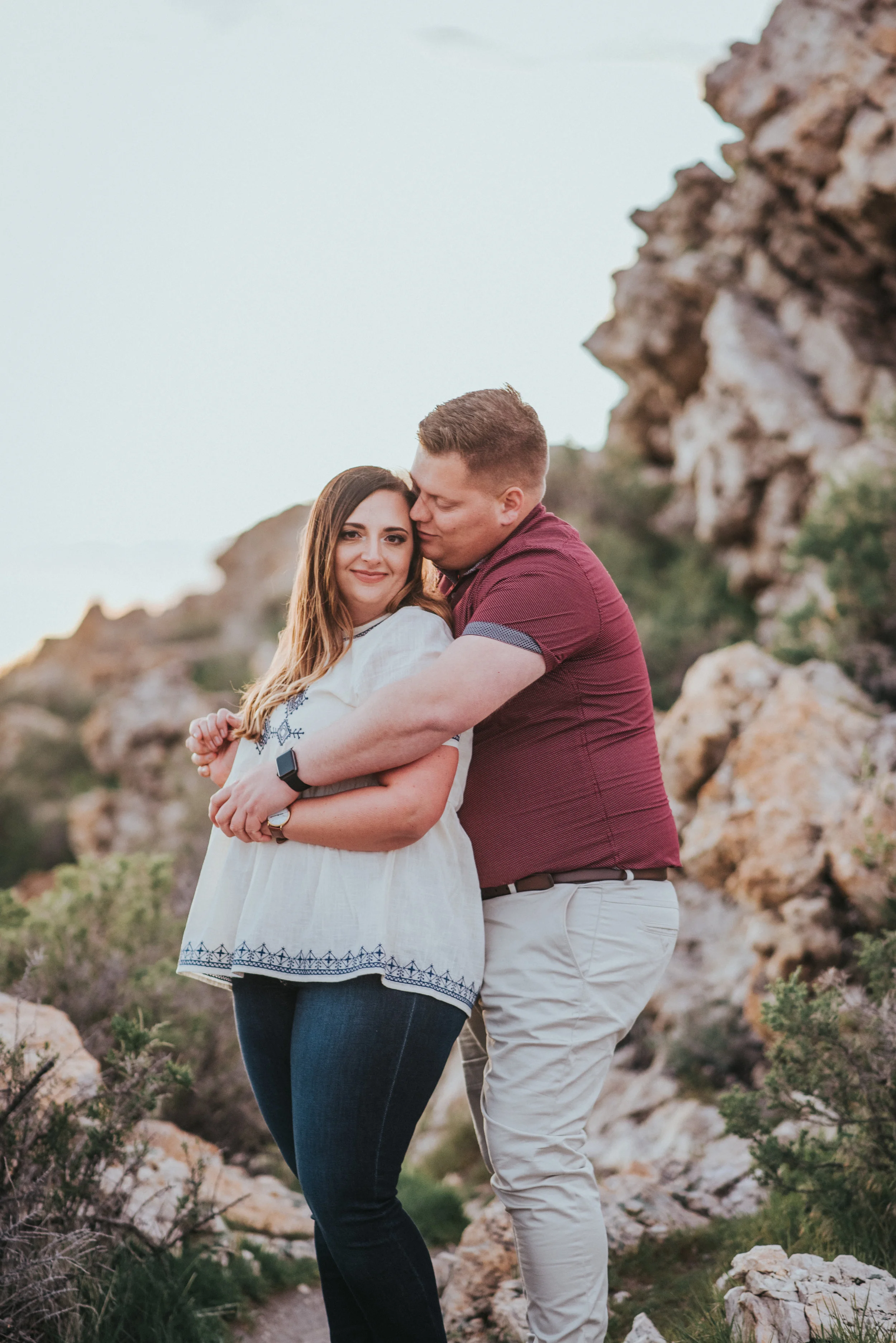 photo shoot session in the rocks at antelope island beautiful engagement session inspiration utah professional photographer kristi alyse warm lighting casual outfit inspiration #engagement #antelopeisland #utah #love #soontobehusbandandwife #coupleg